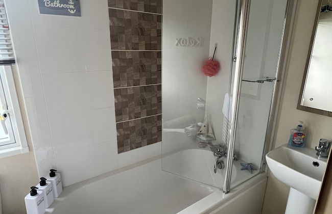 2 Bed Caravan - Sleeps 6 - Parking - Pets - Photo 19