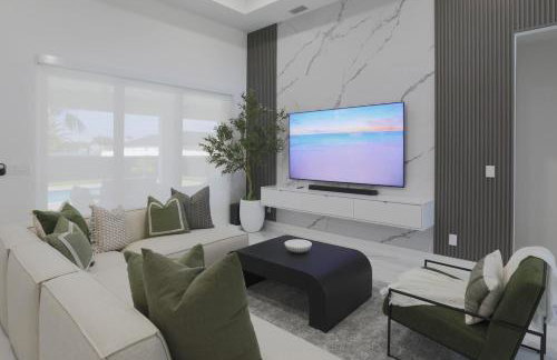 KING BED - FREE Pool Heat - 85 in TV - 4BR Villa - Foto 1