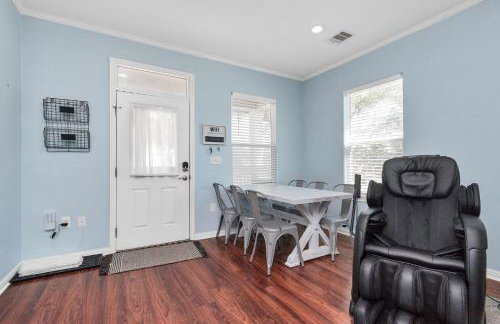 Summer Bliss 3BR Home, Walk to Beach Master Suite Sleeps 9 - Foto 15