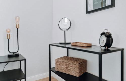 NASA Homes ruhiges Apartment WLAN Arbeitsplatz Balkon Hotelbetten - Foto 21