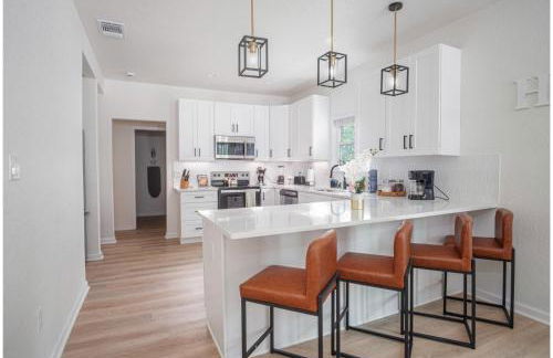 Vibrant 4BR3BA Oasis Near Happy Downtown - Foto 12