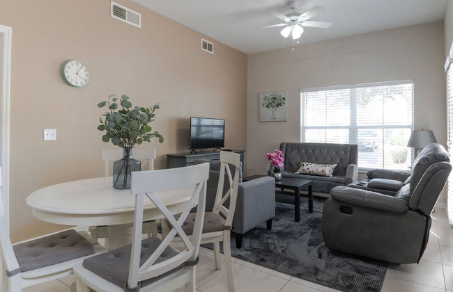 Charming Townhouse Near Disney - Photo 1