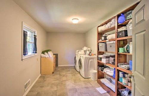 Mod Stable House on 10 Acres, Walk to Lake! - Foto 25