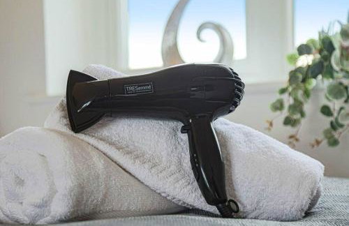 Luxury 5 Bedroom 3 Bathroom House - Smart TVs with Sky and Netflix, Super Fast WiFi, Free Parking by Yoko Property - Foto 12