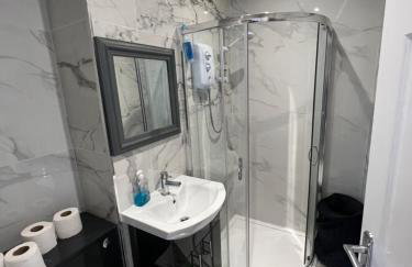 City West Apartments 3 bedroom large & modern Apartment - Photo 8