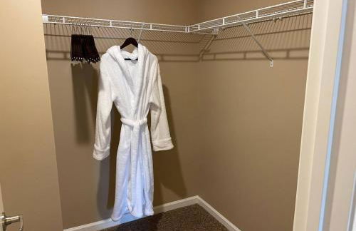 Retreat At The Charles Fast WiFi WasherDryer - Foto 13