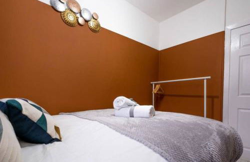 Cheerful 2 Bedroom Homely Apartment, Sleeps 4 Guest Comfy, 1x Double Bed, 2x Single Beds, Free Parking, Free WiFi, Suitable For Business, Leisure Guest, Contractors, QE Hospital, Glasgow, Near Airport & City Centre, Perfect For Common Wealth Games 2026 - Foto 14