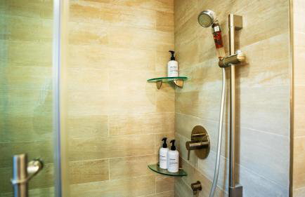 Grand Lux 4BR Prime Location & Serene Yard - Foto 25