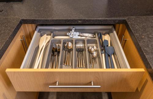 The Vogue Stay, 3 Bedrooms, 2 bathrooms, Ideal for JR & Oxford Hospitals, FREE CarPark, Conveniently located for Ring Road access, 2 miles from Oxford City Centre easy car & bus route - Foto 57