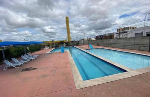Apto para até 4 pessoas,com Wi-Fi,ótima localização, área de lazer com conveniência e piscina para criança - Foto 13