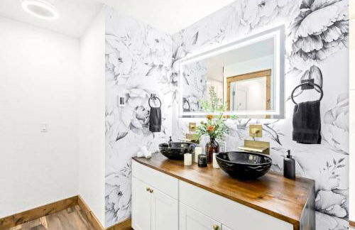 Great Falls Premier Retreat by Wrecked & Refined Stunning Views Hot Tub Family Fun - Foto 14