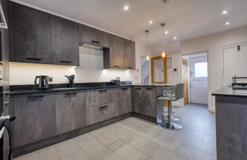 Westhoughton 3 Bedroom House - Free Parking - Photo 27