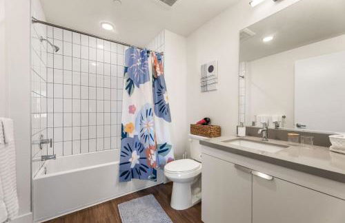 Stylish 2BD Haven with Scenic DTLA Views and Parking - Foto 27