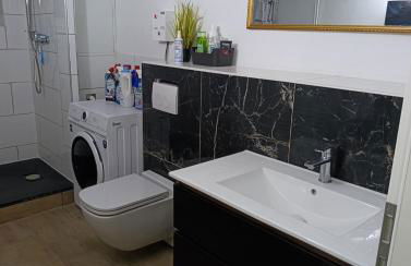 100 qm Apartment,WLAN, TV free Parking,24 h check-in, ,full kitchen,Untergeschoss ,3 Schlafzimmer -Wohnzimmer integriert - Foto 16