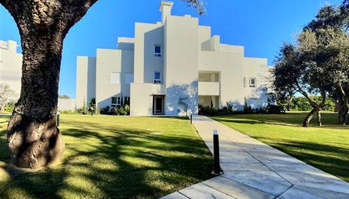 Experience Unrivalled Luxury at Emerald Greens Your Exclusive Retreat in the Heart of San Roque Club Resort - Foto 2, Garden