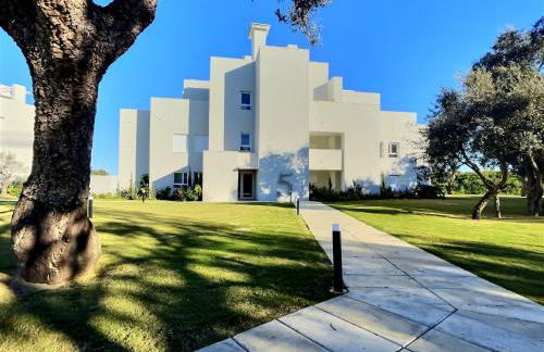 Experience Unrivalled Luxury at Emerald Greens Your Exclusive Retreat in the Heart of San Roque Club Resort - Foto 2