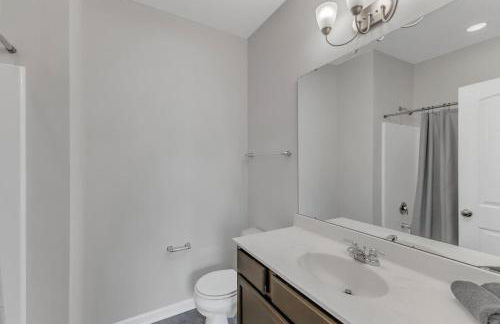 3BR Townhouse King Bed Garage Near NC State - Foto 24