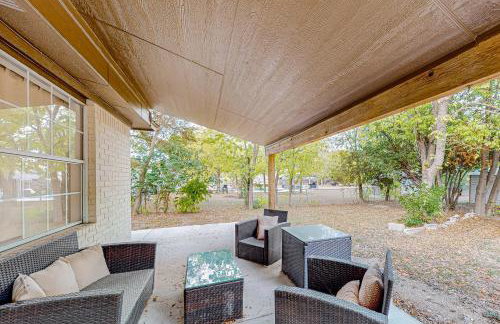 Beautiful dog-friendly home with fireplace, large yard, hammock, W/D, and AC - Foto 33