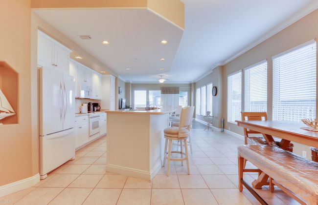 Comfortable Modern Condo with Amazing Ocean View from 750 sqft Balcony - Unit 0107 by RedAwning - Foto 7