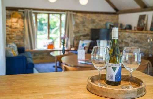 Escape to an Idyllic Countryside Couple's Retreat - Photo 13