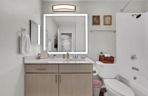 Sapphire 1BD Loft - Pool, Gym & Free Parking! - Photo 8