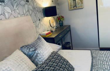 The Lake House, Woking - Photo 12