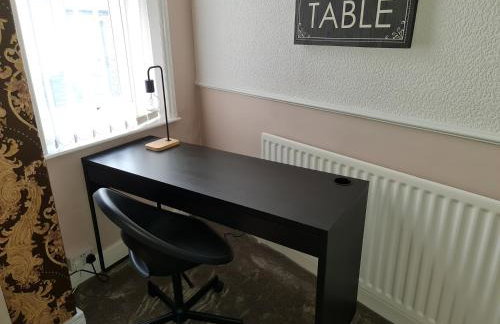 Large 3 Bed Flat, Free Parking-by Holiday Homes - Foto 13