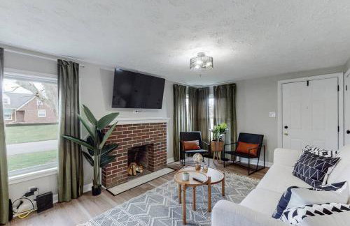 Touchdown Bungalow-Charming HOF Village Home - Foto 1