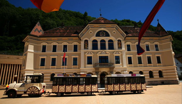 Tren turístico de Vaduz - Foto 4, El tren pasando ante el Edificio del Gobierno