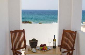 white house by the sea - Photo 41