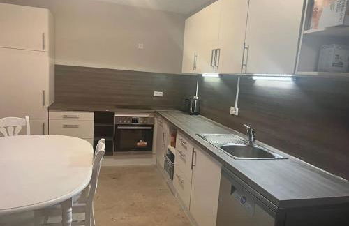 Geräumiges Haus mit viel Platz, Garten und den Parkplätzen - Foto 9