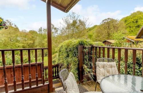 Luxury Peak District lodge, hot tub, log burner, nr lake - Photo 8