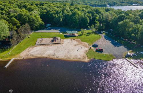 Evergreen Escape Hot Tub Firepit Resort Pool - Foto 49