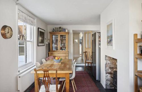 Beautiful Victorian Home on Peaceful Green Square - Foto 29