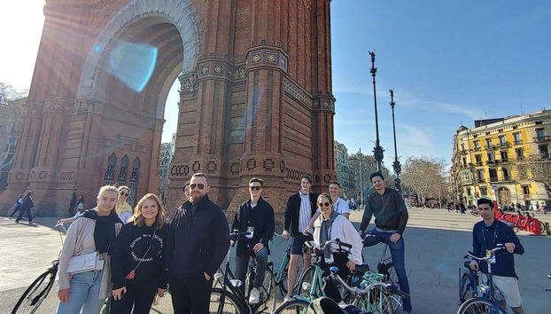 Le groupe devant l'arc de triomphe de Barcelone