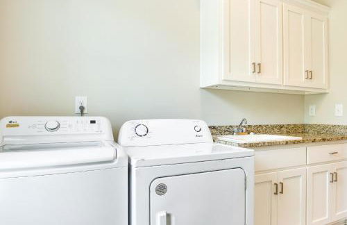 Stylish Hephzibah Home with Fire Pit and Theater Room! - Foto 26