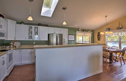 Lakefront Home with Shared Boat Ramp in Grove! - Foto 7