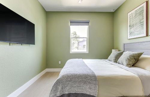 Chic & Spacious 4 Bedroom 3 Full Bathrooms Retreat in West Tampa and Pvt Backyard - Foto 73