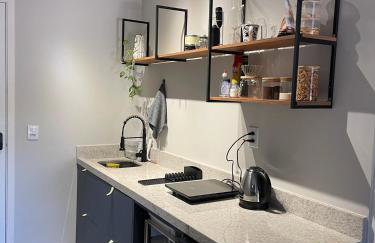 Studio Premium - Perto de Tudo - Vista Livre - Estacionamento privativo e Portaria 24h - Wi-Fi 600mbps - Foto 16