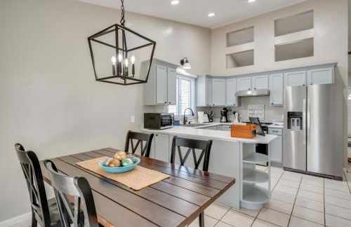 1 Mi to Beach Dog-Friendly Condo in Lake Mills! - Foto 6