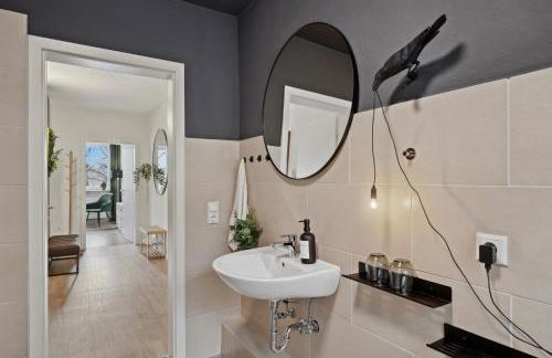 MAISUITES Sperling - Zentrale Ferienwohnung mit Boxspringbett, Kaffeevollautomat, WLAN & seitlichem Seeblick - Foto 24