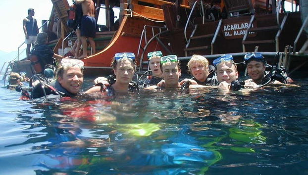 Praticando mergulho em Alanya