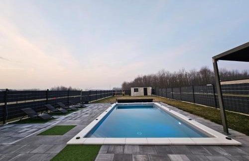 Villa Joy with Pool,Jacuzzi,E Auto Station - Foto 23