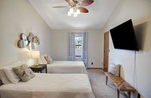 Family Friendly Pool Paradise Retreat Near Beaches - Foto 9