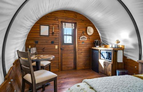 Secluded Luxury Wagon with Pond, King Bed, Full Bath, Patio - Foto 5