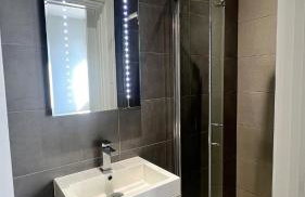 En-suite bedroom in city centre in a 2 bed flat - Foto 4