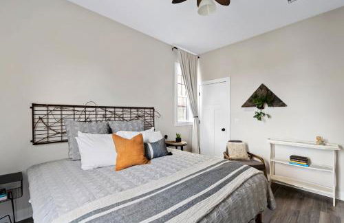 Bus Stop Sally in Historic Walker's Point MKE - Foto 20