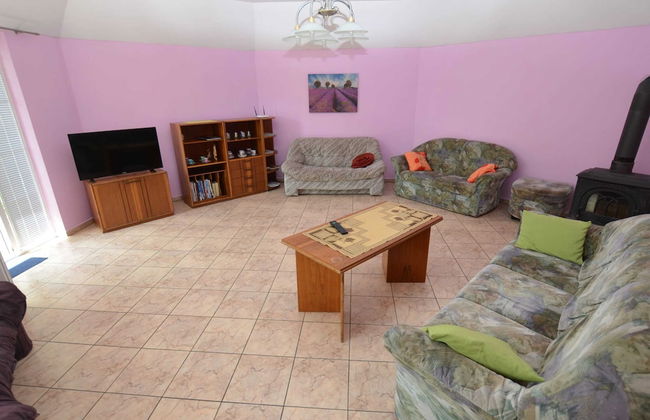 Comfortable Detached House With Large Garden - Photo 10