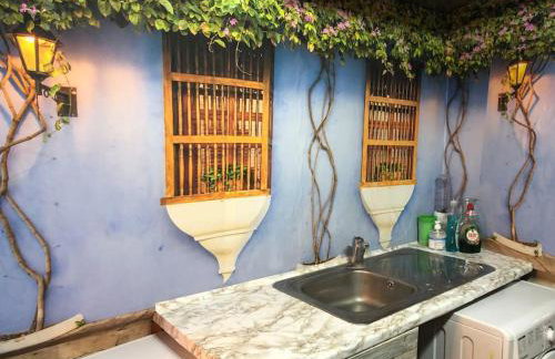 Cheerful 4 bedroom house with garden free parking - Photo 18