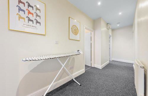 Spacious London 2-Bed Flat with a King Bed-Save on Long Stays-5 Separate Beds- Parking Available! - Foto 37